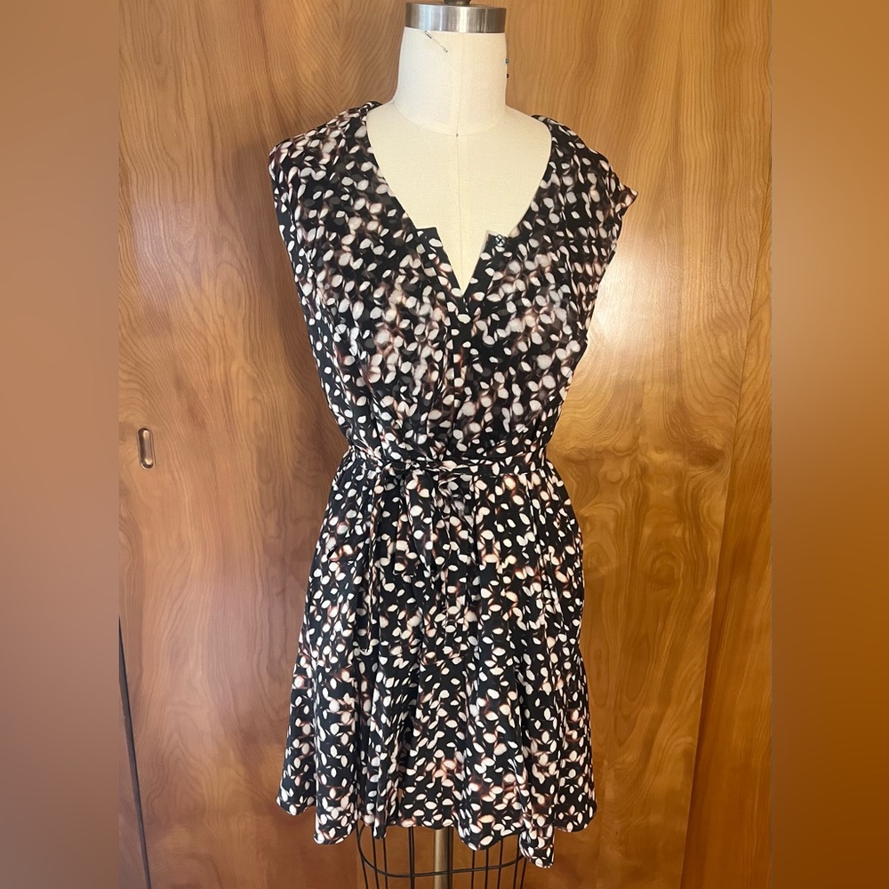 Amazing saloni dress from Barney’s New York. 100% silk size 6